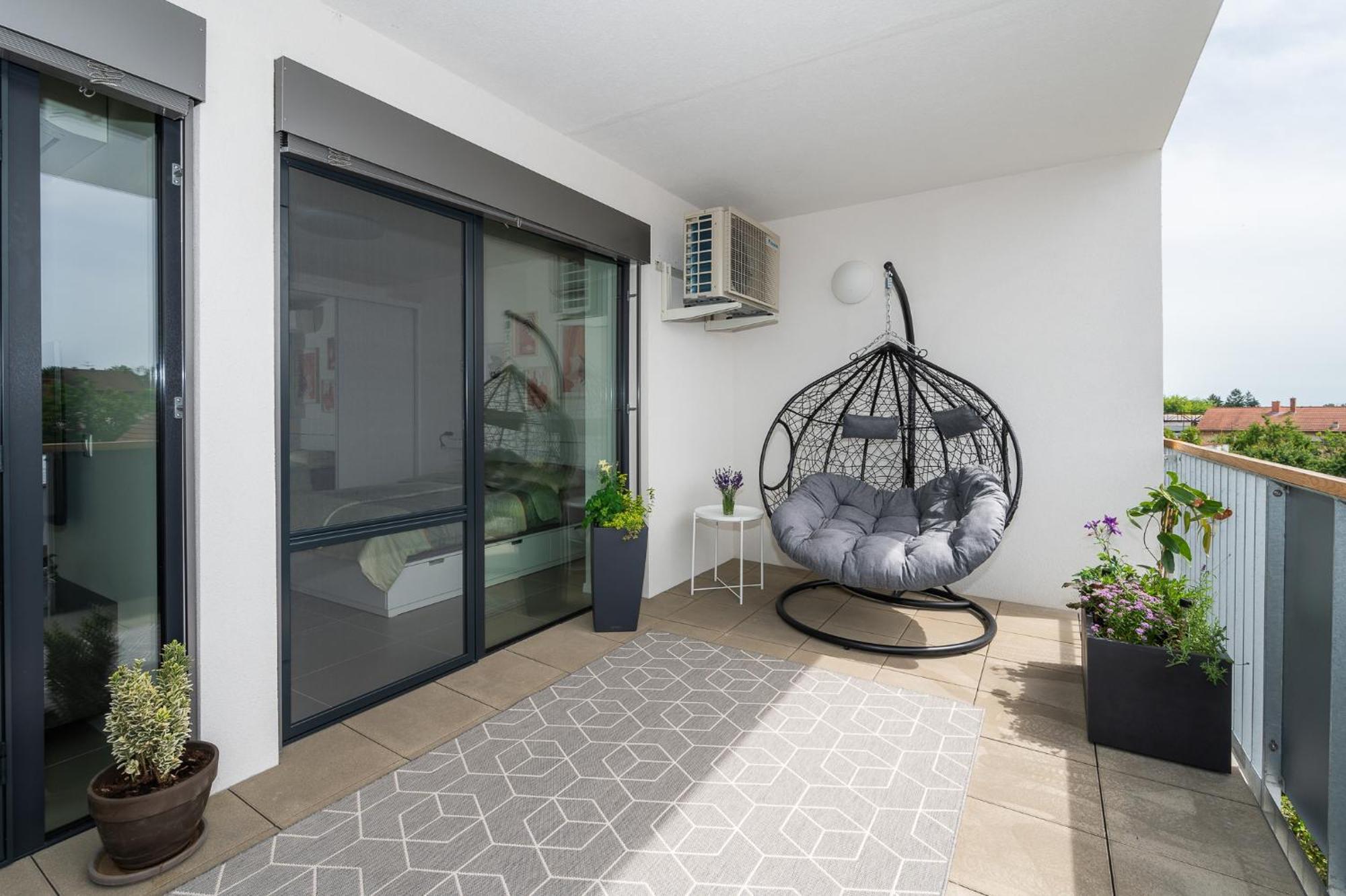 Fully Equipped Apartments With Terraces, Free Garage Parking, Netflix & Ac - By Apartmany Slapanice Cz Dış mekan fotoğraf