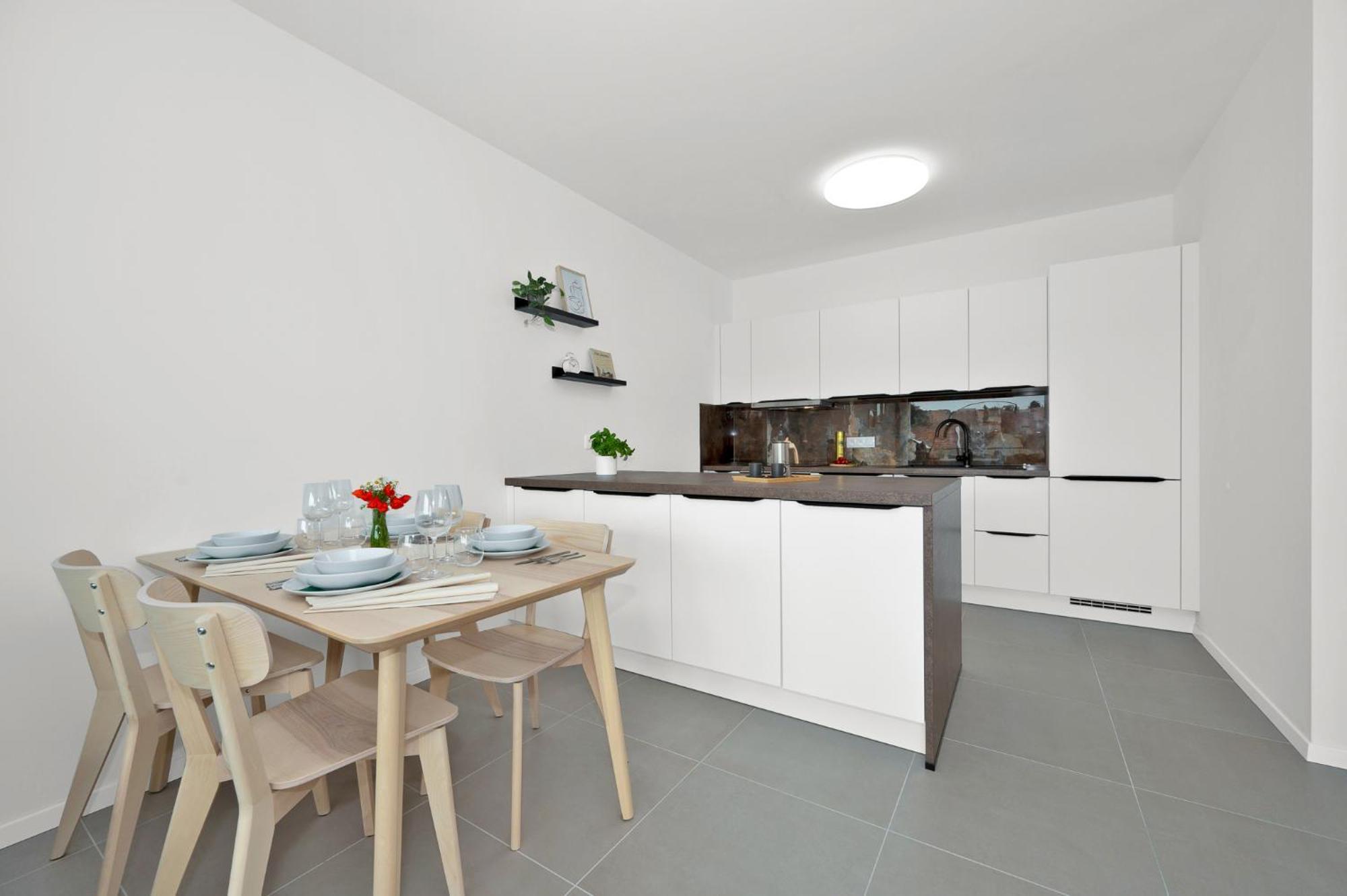 Fully Equipped Apartments With Terraces, Free Garage Parking, Netflix & Ac - By Apartmany Slapanice Cz Dış mekan fotoğraf