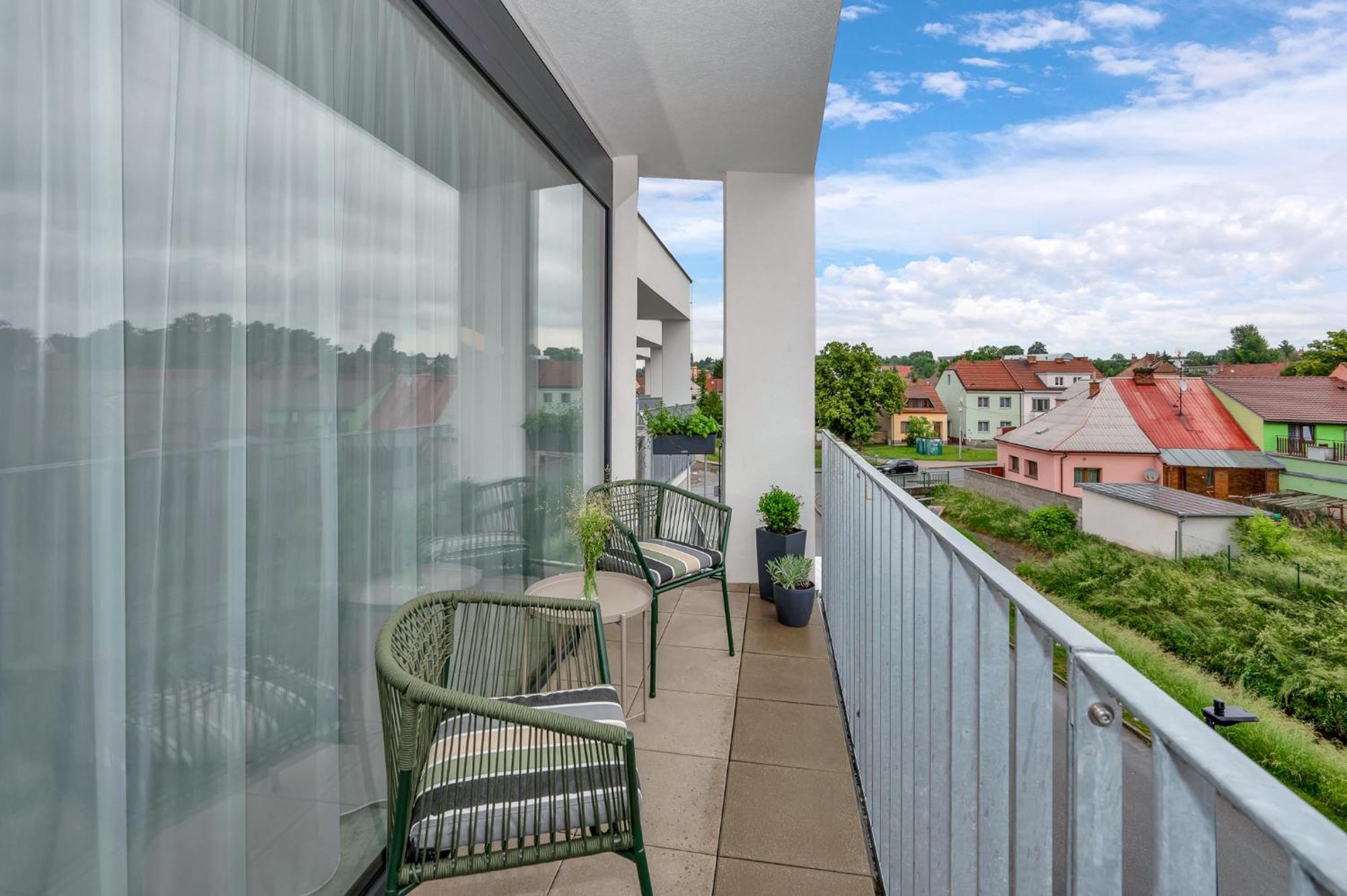 Fully Equipped Apartments With Terraces, Free Garage Parking, Netflix & Ac - By Apartmany Slapanice Cz Dış mekan fotoğraf