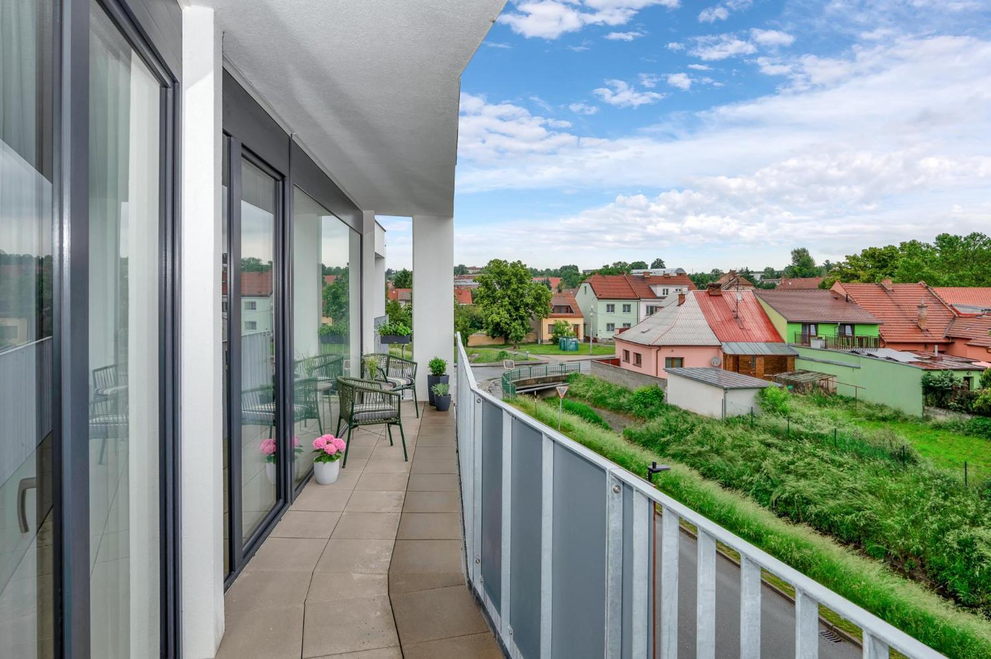 Fully Equipped Apartments With Terraces, Free Garage Parking, Netflix & Ac - By Apartmany Slapanice Cz Dış mekan fotoğraf